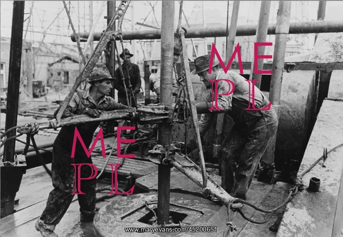 : Oil roughnecks screw one piece of drill ? : Oil roughnecks screw one piece of drill ?
