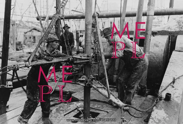 : Oil roughnecks screwing one piece of drill pipe to another p : Oil roughnecks screwing one piece of drill pipe to another p