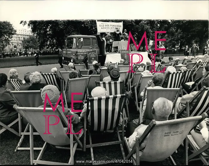 : Old Age Pensioners Association meeting, Hyde Park, London : Old Age Pensioners Association meeting, Hyde Park, London