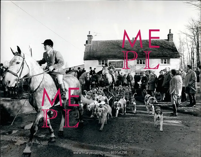 : Old Berkeley Hunt, farewell meet, Bucks : Old Berkeley Hunt, farewell meet, Bucks