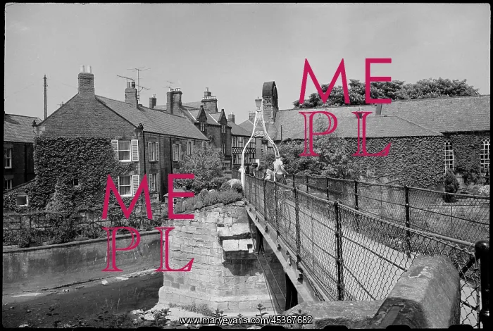 : The Old Bridge and Footbridge spanning the River Wansbeck : The Old Bridge and Footbridge spanning the River Wansbeck
