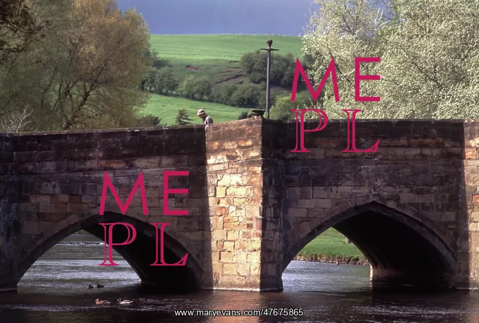 : The old bridge across the River Wye in Bakewell, Derbyshire : The old bridge across the River Wye in Bakewell, Derbyshire