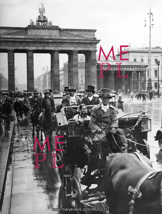 : Old carriage in front of the Brandenburg Gate in Berlin : Old carriage in front of the Brandenburg Gate in Berlin