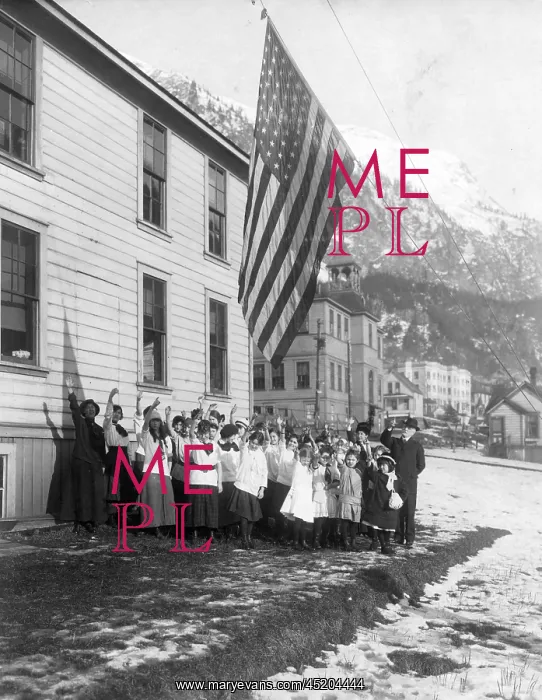 : Old Glory. Camp-Fire Girls saluting the ? : Old Glory. Camp-Fire Girls saluting the ?