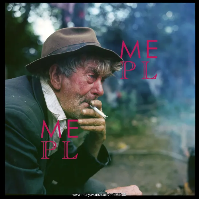 : OLD GYPSY MAN SMOKING : OLD GYPSY MAN SMOKING