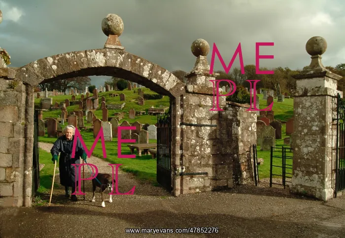 : Old lady - 17th Century gateway to Kirkcudbright graveyard : Old lady - 17th Century gateway to Kirkcudbright graveyard