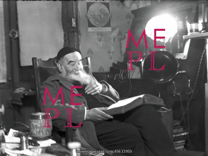 : Old man reading, Paris : Old man reading, Paris