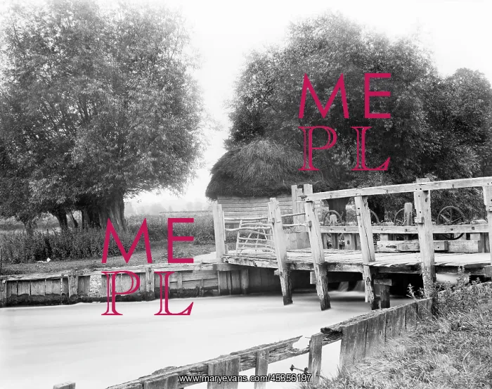 : Old weir. OLD WEIR, Hurley, Berkshire. An old wooden weir on the river Thames : Old weir. OLD WEIR, Hurley, Berkshire. An old wooden weir on the river Thames