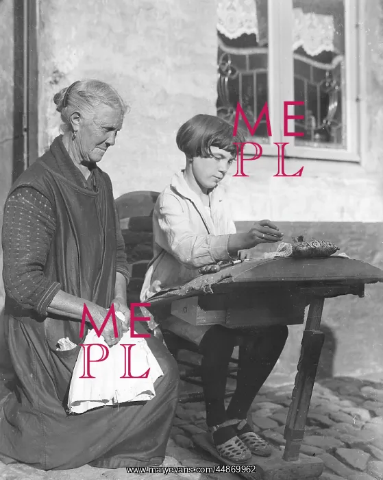 : Old - Young Lacemakers : Old - Young Lacemakers