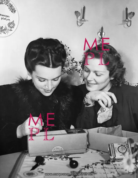 : Olga Chekhova and her daughter Ada, 1940 : Olga Chekhova and her daughter Ada, 1940