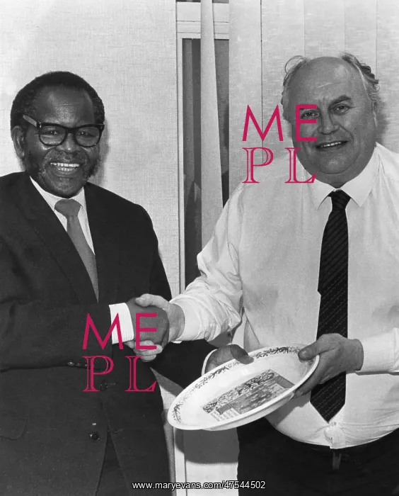 : Oliver Tambo and Norman Willis shaking hands : Oliver Tambo and Norman Willis shaking hands