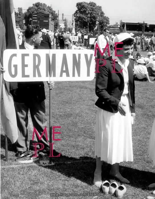 : Olympic Games 1956: Birgit Klomp waits for entering : Olympic Games 1956: Birgit Klomp waits for entering