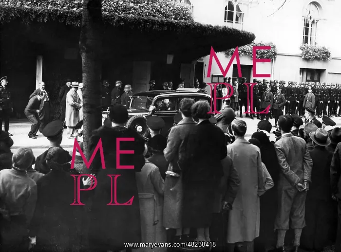: Onlookers before the Berlin Krolloper, 1934 : Onlookers before the Berlin Krolloper, 1934