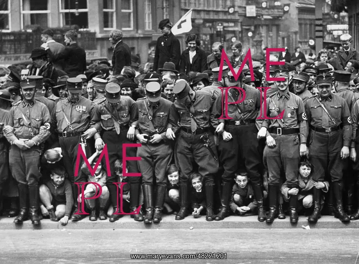 : Onlookers on May Day in Berlin, 1936 : Onlookers on May Day in Berlin, 1936