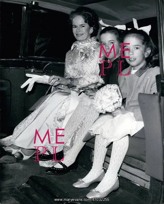 : Oona Chaplin, daughters Jane and Annette, film premiere : Oona Chaplin, daughters Jane and Annette, film premiere