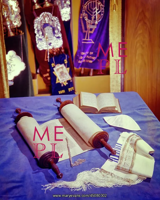 : Open Torah with Yad Prayer Shawl : Open Torah with Yad Prayer Shawl