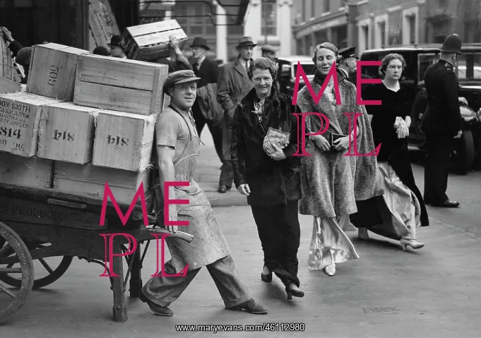 : Opera goers (Covent Garden) passing : Opera goers (Covent Garden) passing