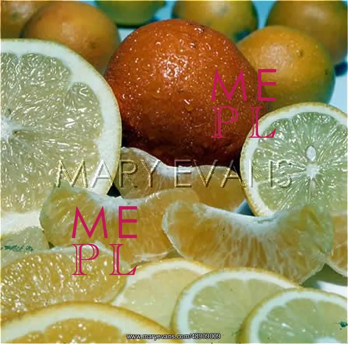 : ORANGES. Segments and slices of fresh oranges, temptingly displayed