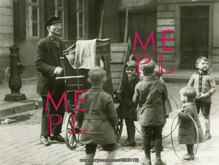 : Organ grinder, 1931 : Organ grinder, 1931