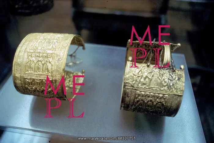 : Two oriental-style embossed gold bracelets : Two oriental-style embossed gold bracelets