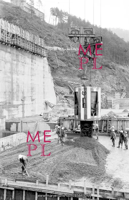 : Orlik dam - construction - conrete pouring : Orlik dam - construction - conrete pouring