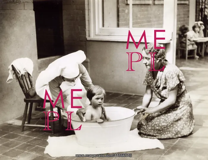 : ORPHANS BATH TIME 1930S : ORPHANS BATH TIME 1930S