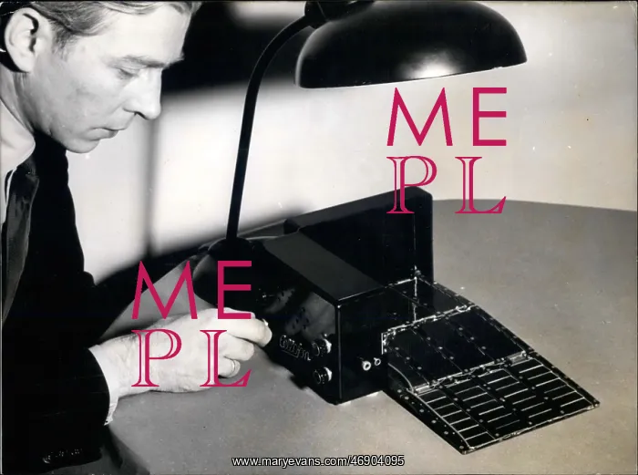 : Otto Faust with light-activated radio : Otto Faust with light-activated radio