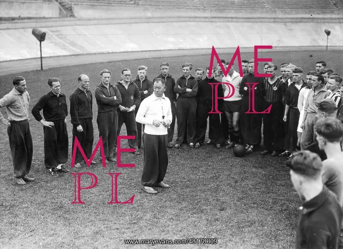 : Otto Nerz with athletes in Berlin, 1933 : Otto Nerz with athletes in Berlin, 1933