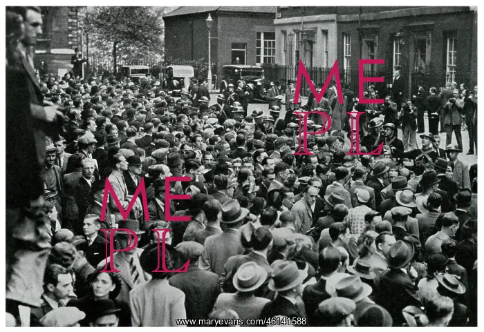 : Outbreak of WWII - crowds outside Downing Street : Outbreak of WWII - crowds outside Downing Street