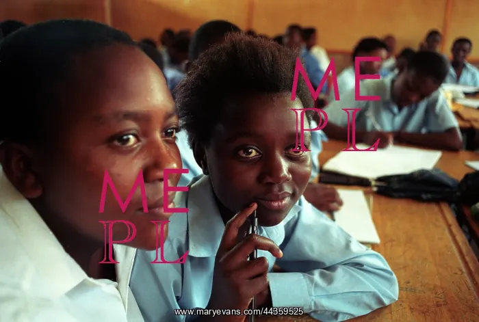 : Overcrowded class at the Makhutshitsa High School : Overcrowded class at the Makhutshitsa High School