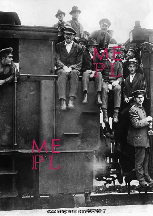 : Overcrowded train in Berlin, 1919 : Overcrowded train in Berlin, 1919