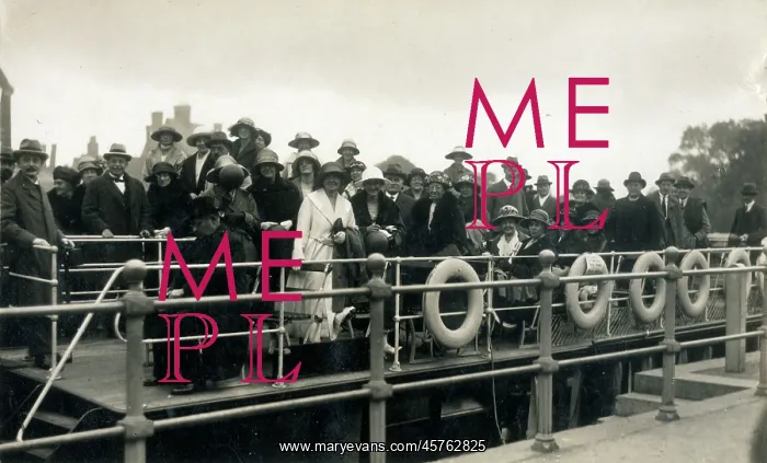 : Packed riverboat at Windsor : Packed riverboat at Windsor