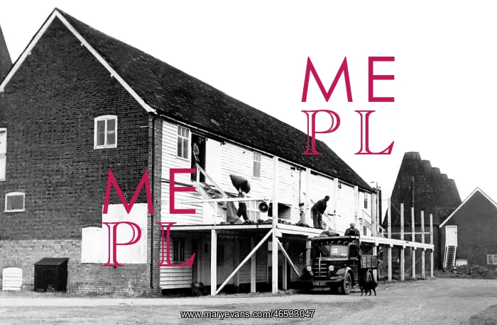  : Paddock Wood, Unloading the Pokes c1950
