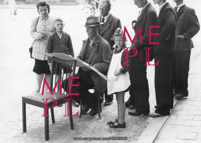 : Painter while painting in Munich, 1945 : Painter while painting in Munich, 1945