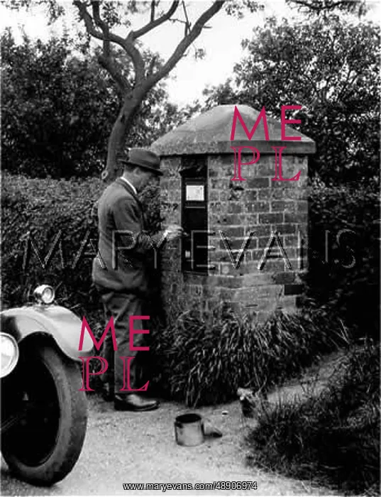 : PAINTING PILLAR BOX : PAINTING PILLAR BOX