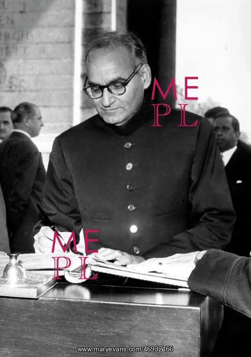 : Pakistan Premier in Paris : Pakistan Premier in Paris