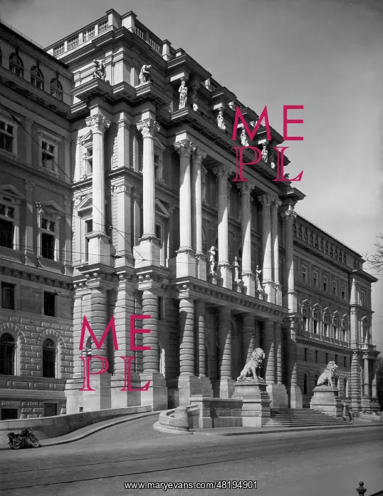 : Palace of Justice in Vienna, 1937 : Palace of Justice in Vienna, 1937