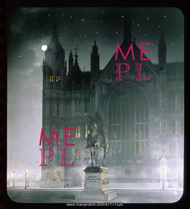 : PALACE YARD / LANTERN : PALACE YARD / LANTERN