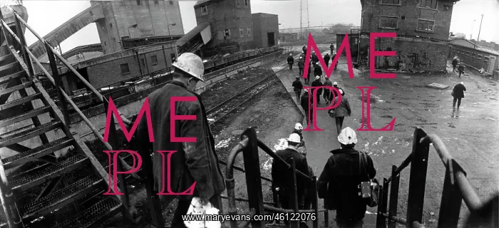 : Panoramic miners at a Nottinghamshire colliery : Panoramic miners at a Nottinghamshire colliery