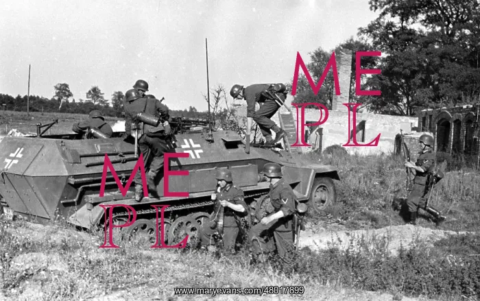 : Panzer Grenadiers after an attack on a Russian village in 19 : Panzer Grenadiers after an attack on a Russian village in 19