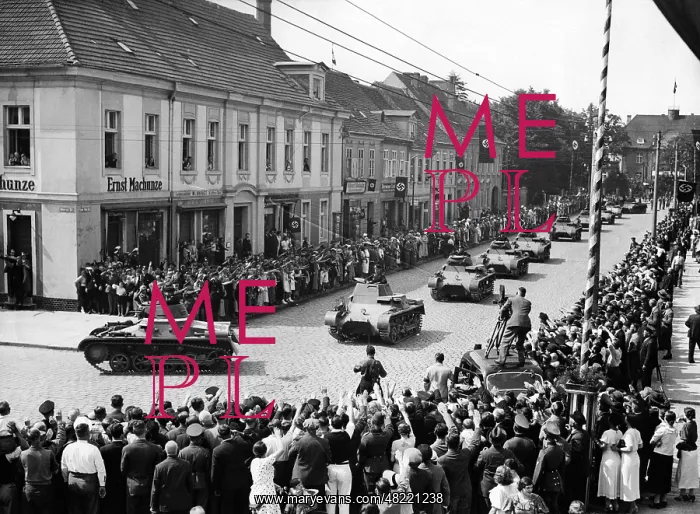 : Panzer I cross a city, 1936 : Panzer I cross a city, 1936