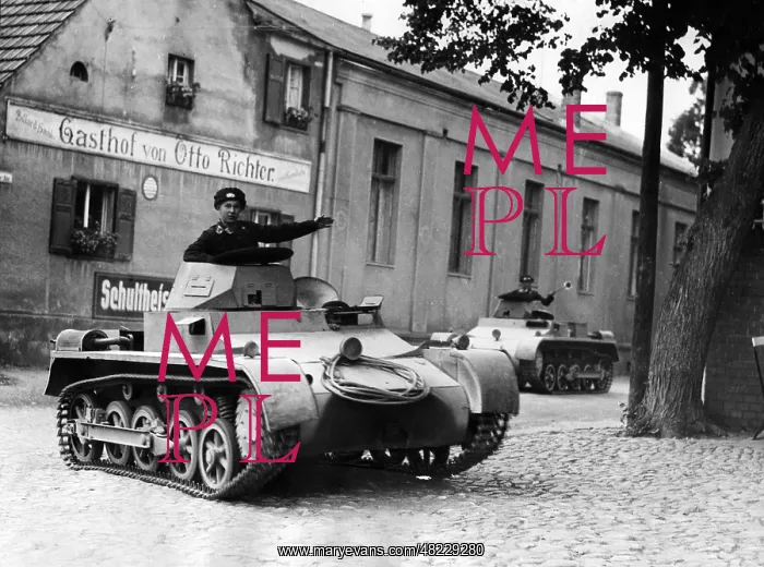 : Panzer I tanks cross a city, 1935 : Panzer I tanks cross a city, 1935