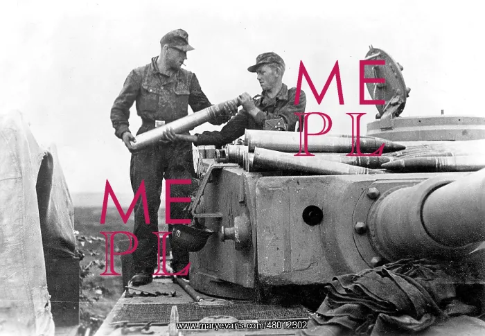 : Panzer VI Tiger receives ammunition : Panzer VI Tiger receives ammunition