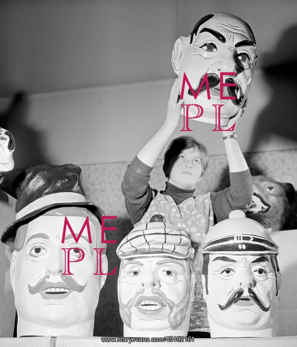  : Paper carnival mask