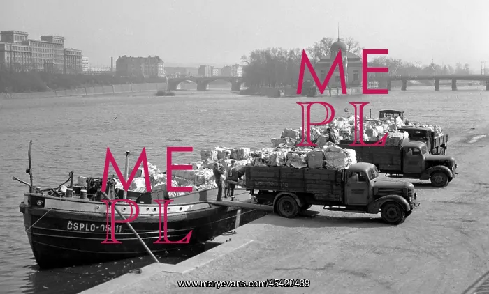 : Paper recycling - trucks - dumping - river barge : Paper recycling - trucks - dumping - river barge