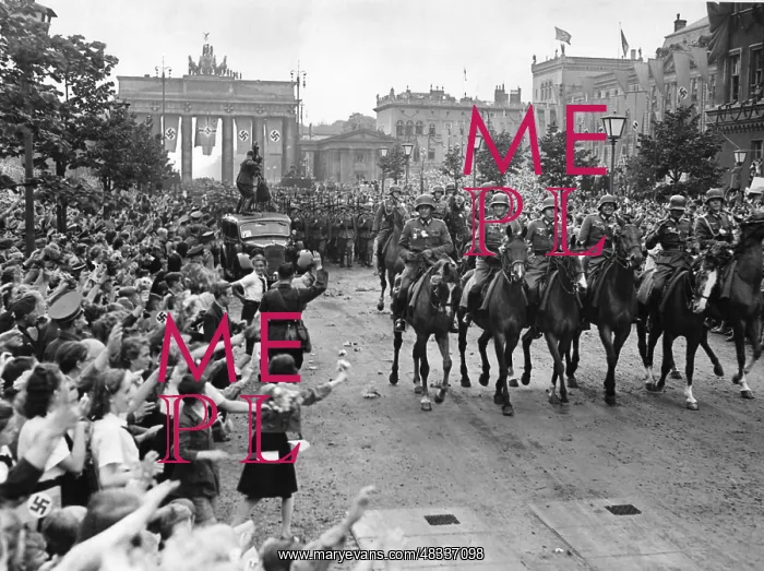 : Parade of German troops in Berlin, 1940 : Parade of German troops in Berlin, 1940