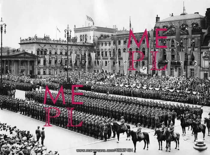 : Parade of German troops in Berlin, 1940 : Parade of German troops in Berlin, 1940