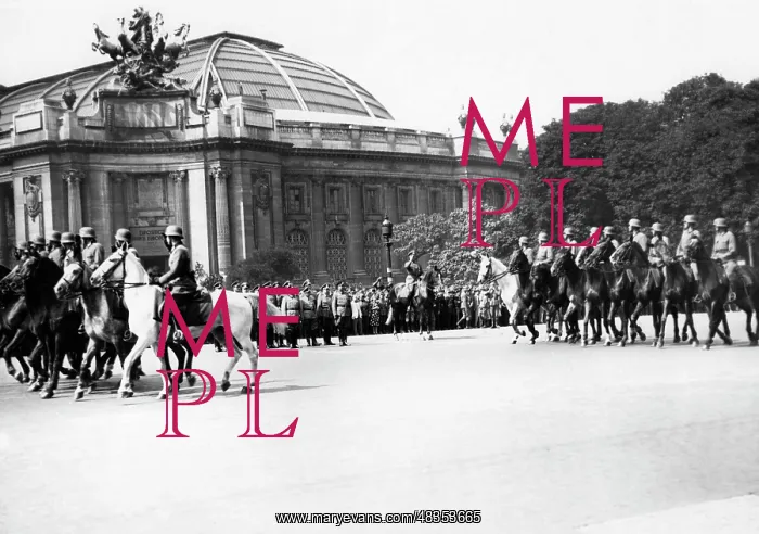 : Parade of German troops in Paris, 1941 : Parade of German troops in Paris, 1941