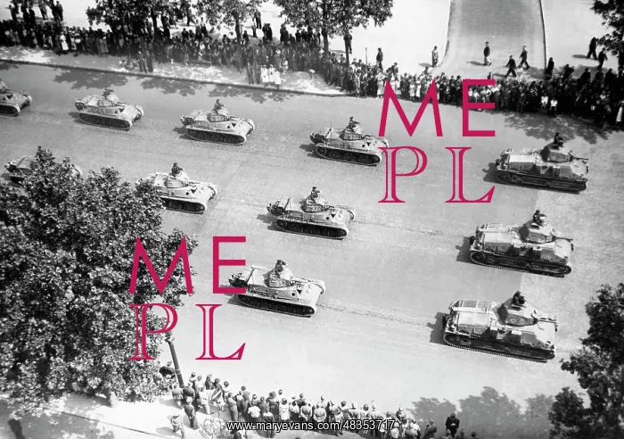 : Parade of German troops in Paris, 1941 : Parade of German troops in Paris, 1941