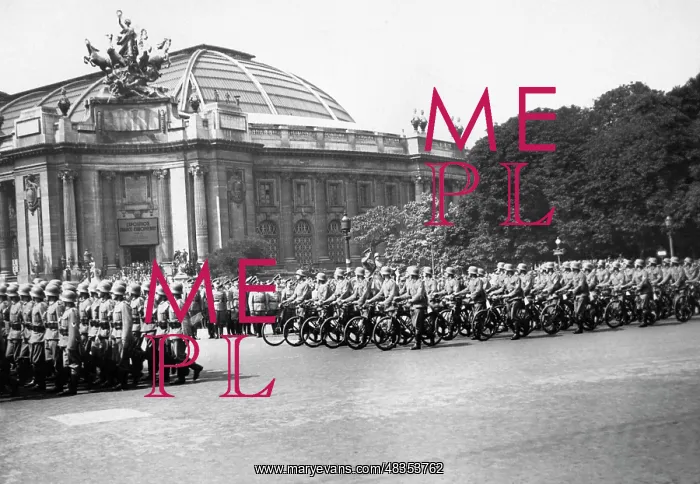 : Parade of German troops in Paris, 1941 : Parade of German troops in Paris, 1941